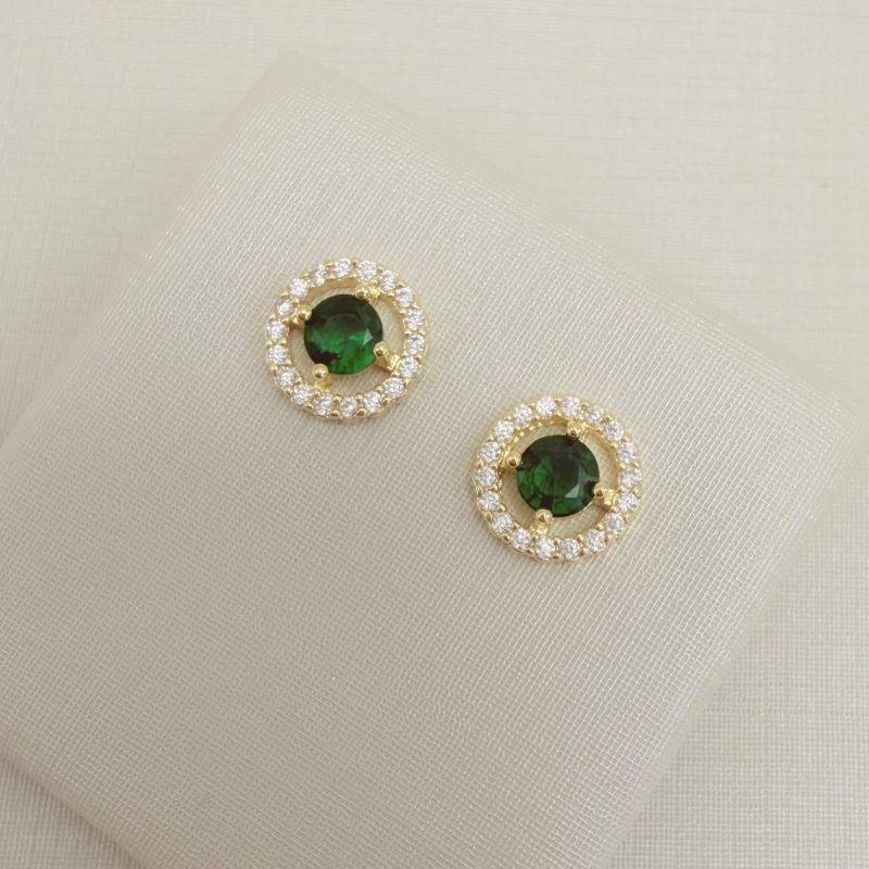 07.2778.5.O - Brinco redondo com ponto de luz no centro e borda cravejada espaçada.