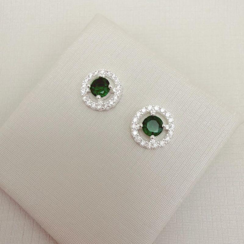 07.2778.5.S - Brinco redondo com ponto de luz no centro e borda cravejada espaçada.