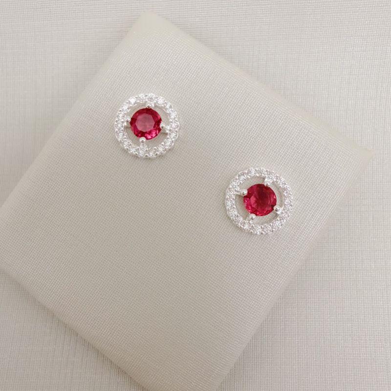 07.2778.6.S - Brinco redondo com ponto de luz no centro e borda cravejada espaçada.