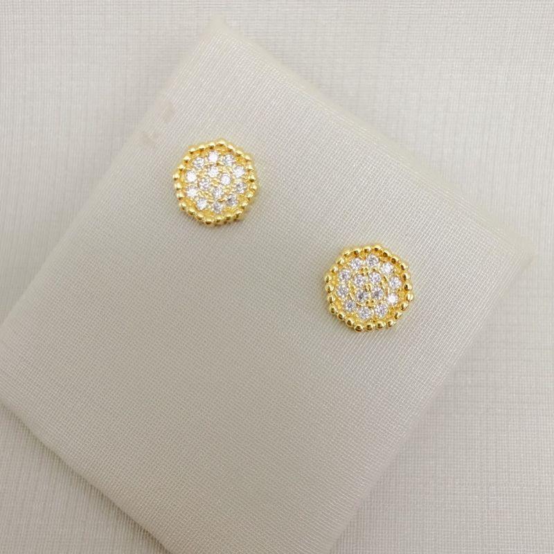 07.2779.1.O - Brinco heptágono cravejado com borda pontilhada.