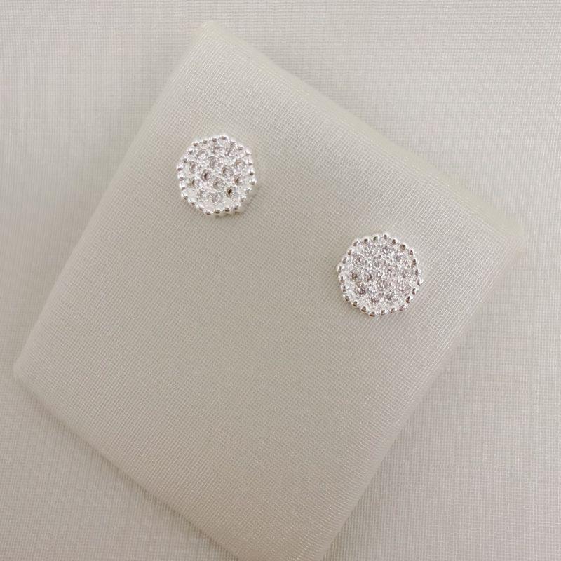 07.2779.1.S - Brinco heptágono cravejado com borda pontilhada.