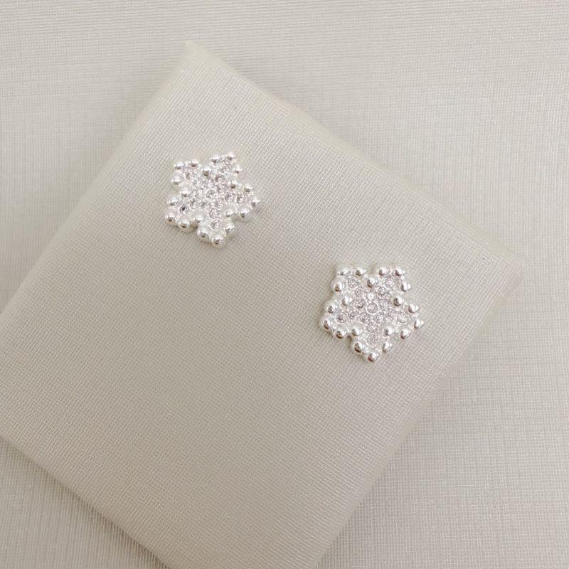 07.2780.1.S - Brinco estrela de cinco pontas cravejada com bordas pontilhadas