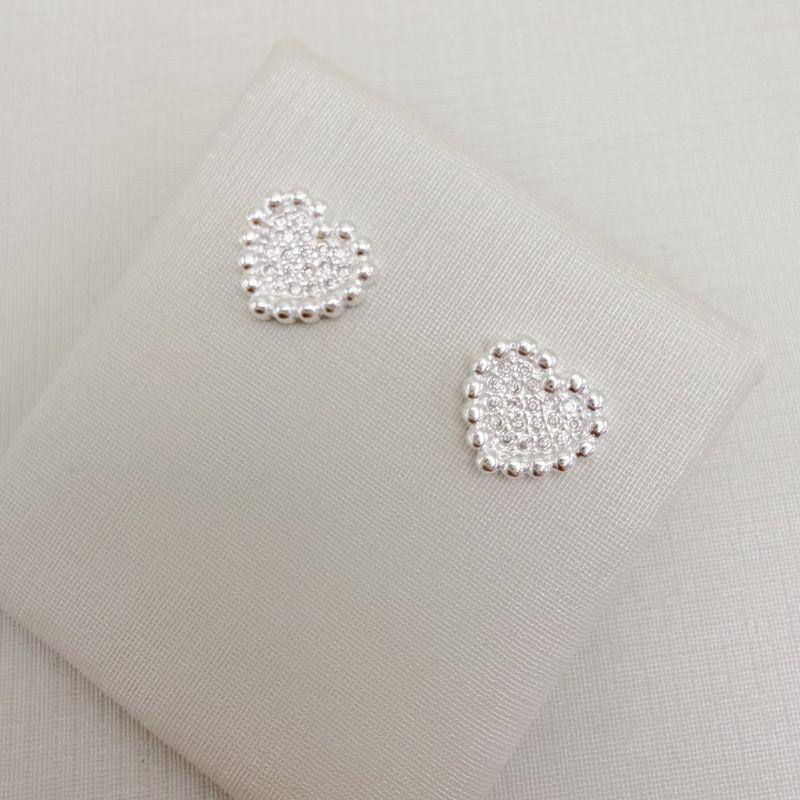 07.2781.1.S - Brinco de coração cravejado com bordas pontilhadas.