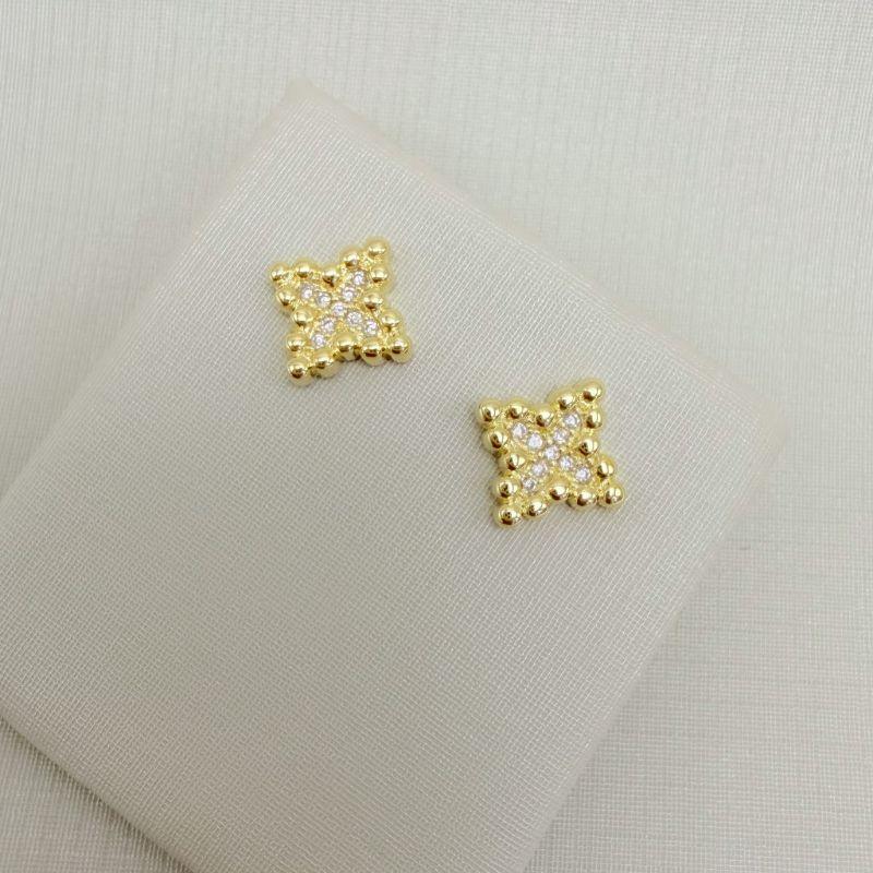 07.2782.1.O - Brinco estrela de quatro pontas com bordas pontilhadas.