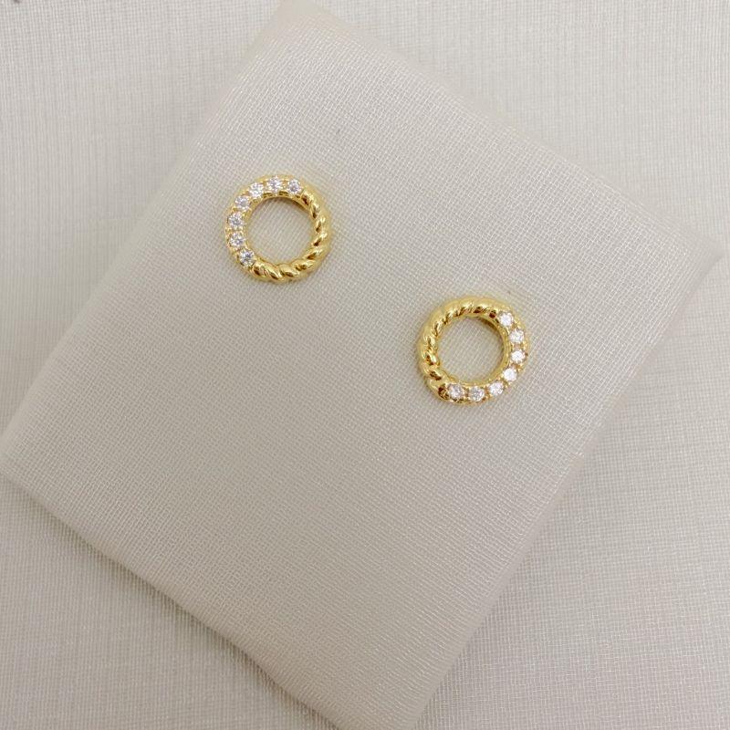 07.2783.1.O - Brinco silhueta redondo / círculo, metade torcido croissant e metade cravejado