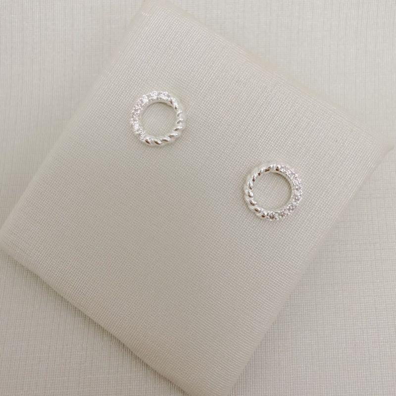 07.2783.1.S - Brinco silhueta redondo / círculo, metade torcido croissant e metade cravejado