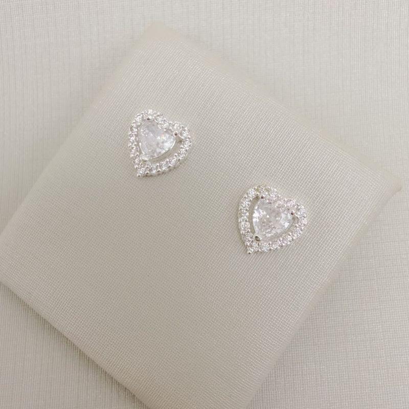 07.2784.1.S - Brinco de coração solitário no centro e borda cravejada espaçada.