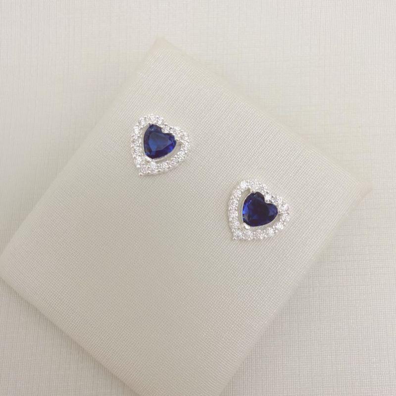 07.2784.4.S - Brinco de coração solitário no centro e borda cravejada espaçada.