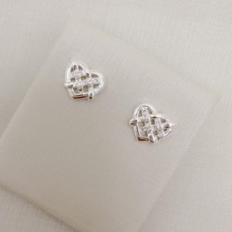 07.2785.1.S - Brinco de coração em fitas xadrez cravejadas, torta de maçã.