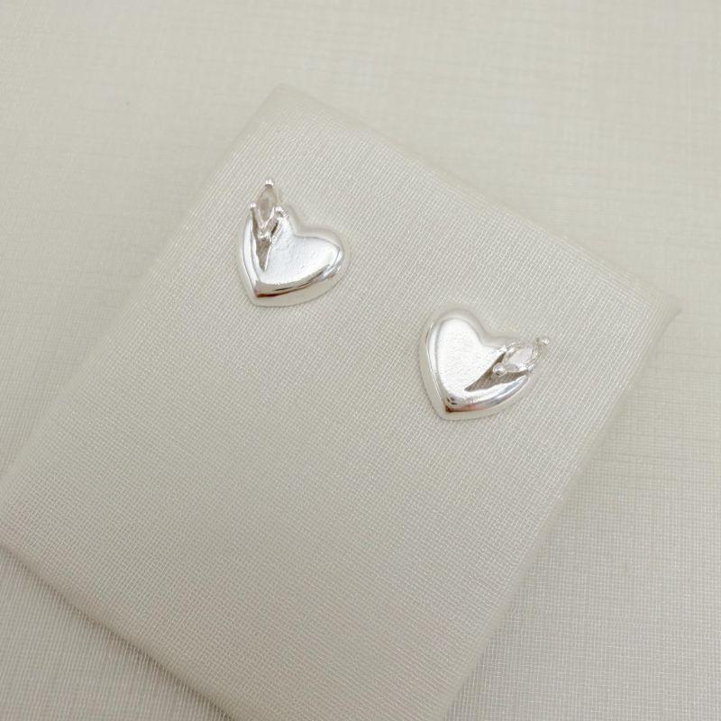 07.2786.1.S - Brinco de coração liso com detalhe de zircônia navete na lateral.