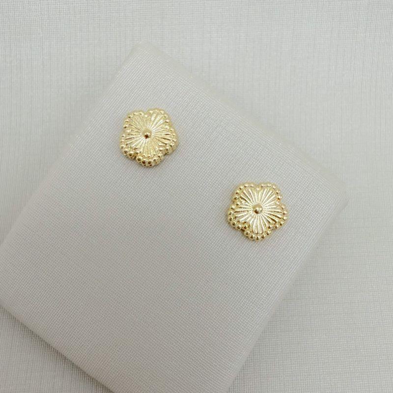 07.2788.0.O - Brinco de flor lapidada com borda pontilhada.