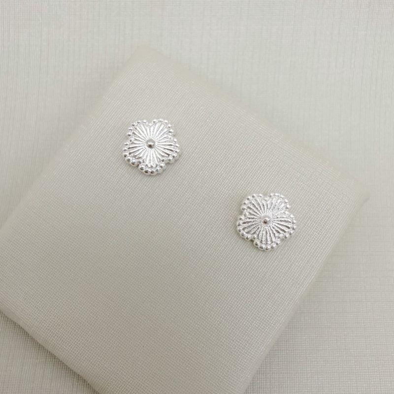 07.2788.0.S - Brinco de flor lapidada com borda pontilhada.