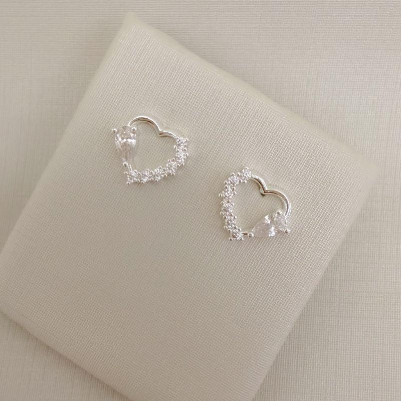 07.2792.1.S - Brinco silhueta de coração com metade cravejada e metade com uma zircônia em gota.