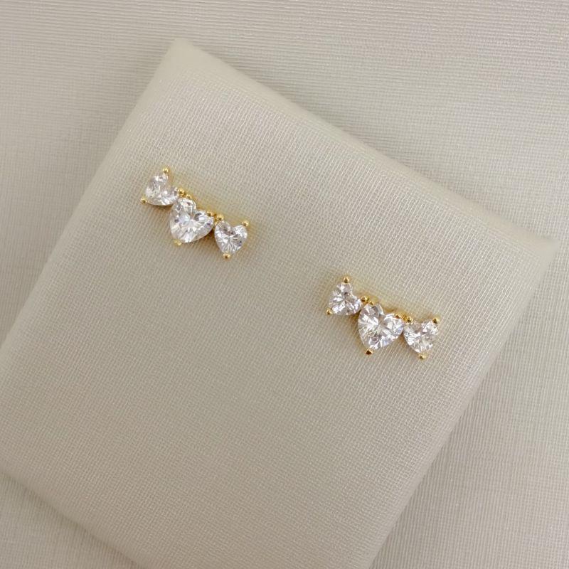 07.2794.1.O - Brinco mini ear-cuff com três corações de zircônia.