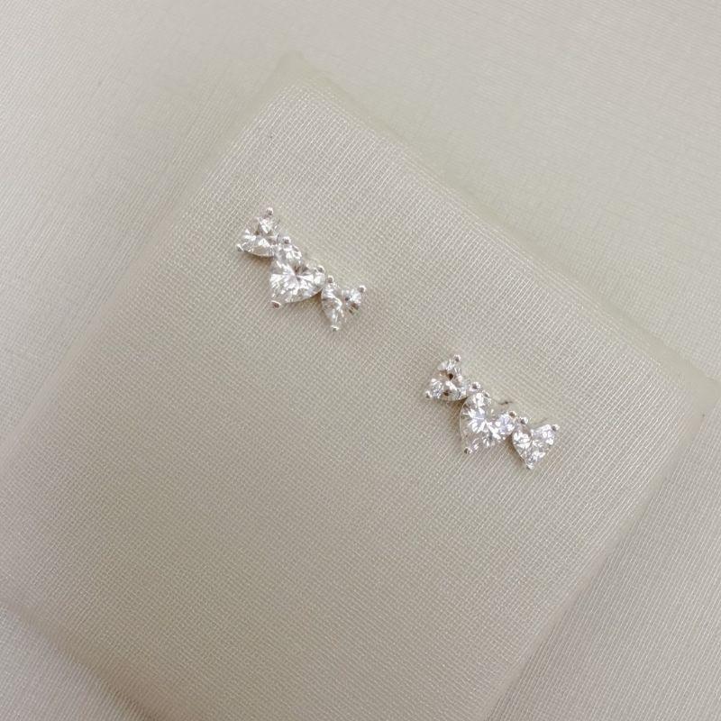 07.2794.1.S - Brinco mini ear-cuff com três corações de zircônia.