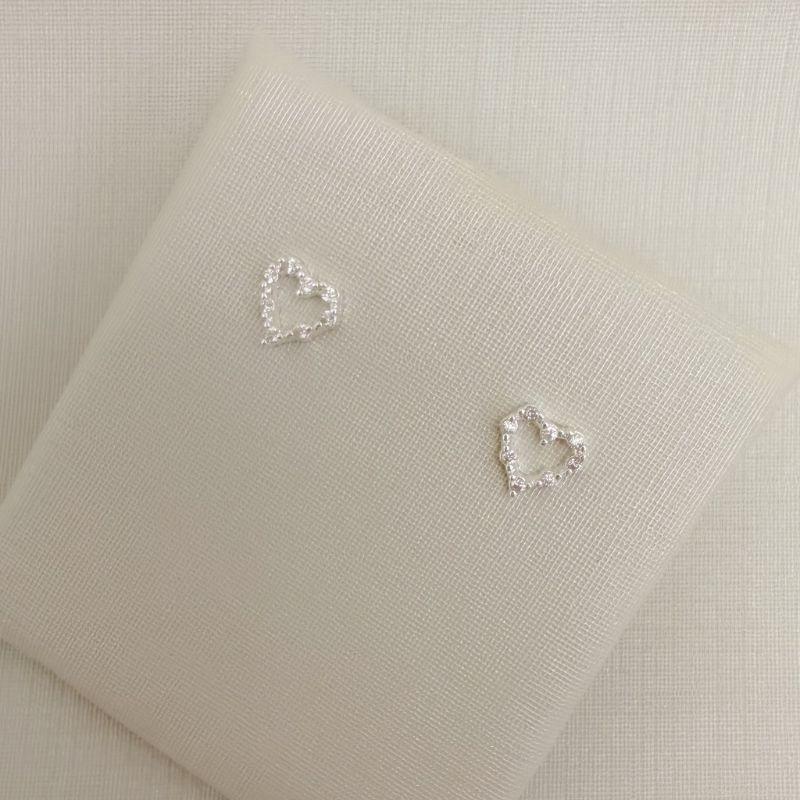 07.2796.1.S - Brinco silhueta de coração com zircônias espaçadas.