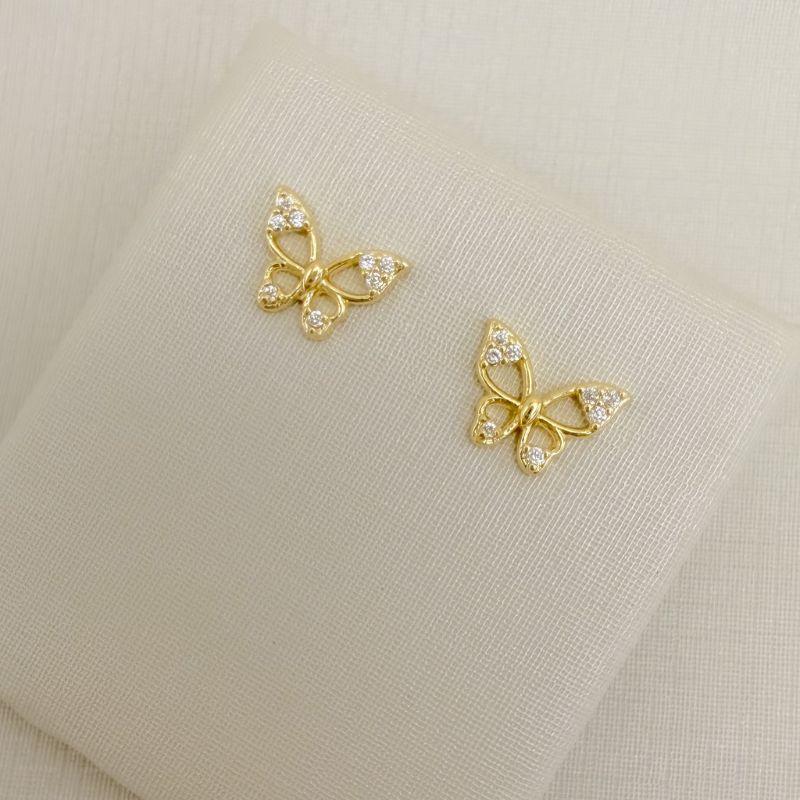 07.2797.1.O - Brinco silheta borboleta com zircônia nas pontas das asas.