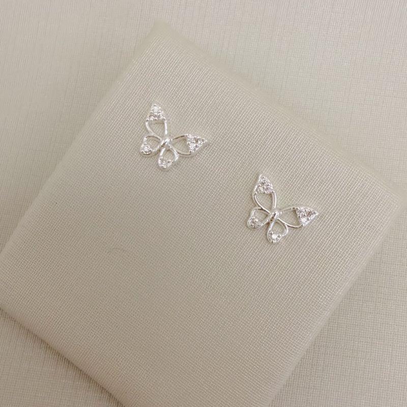 07.2797.1.S - Brinco silheta borboleta com zircônia nas pontas das asas.