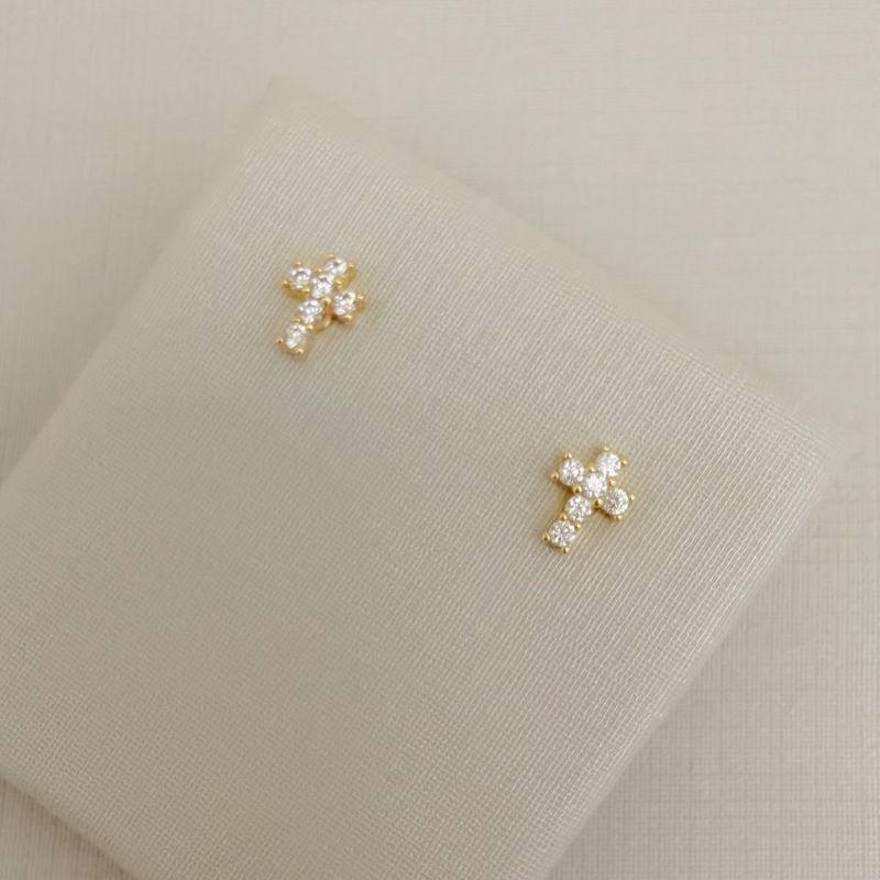 07.2799.1.O - Brinco mini cruz cravejada 7x5mm