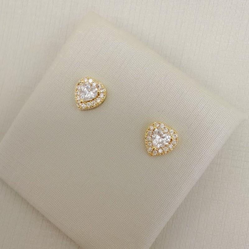 07.2801.1.O - Brinco coração no centro e borda cravejada.