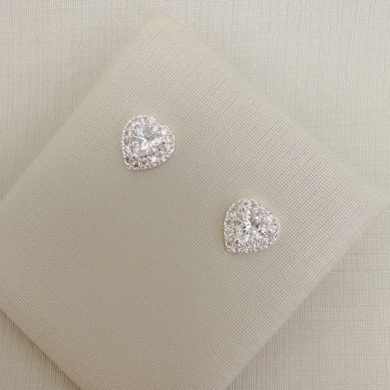 07.2801.1.S - Brinco coração no centro e borda cravejada.