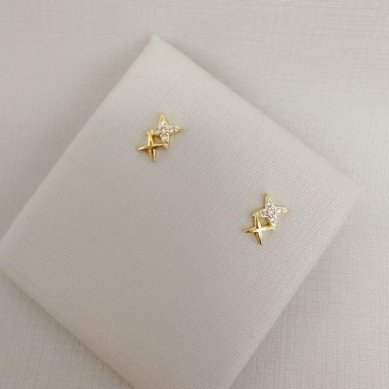 07.2802.1.O - Brinco com dois X, um embaixo do outro, primeiro X cravejado e segundo X liso