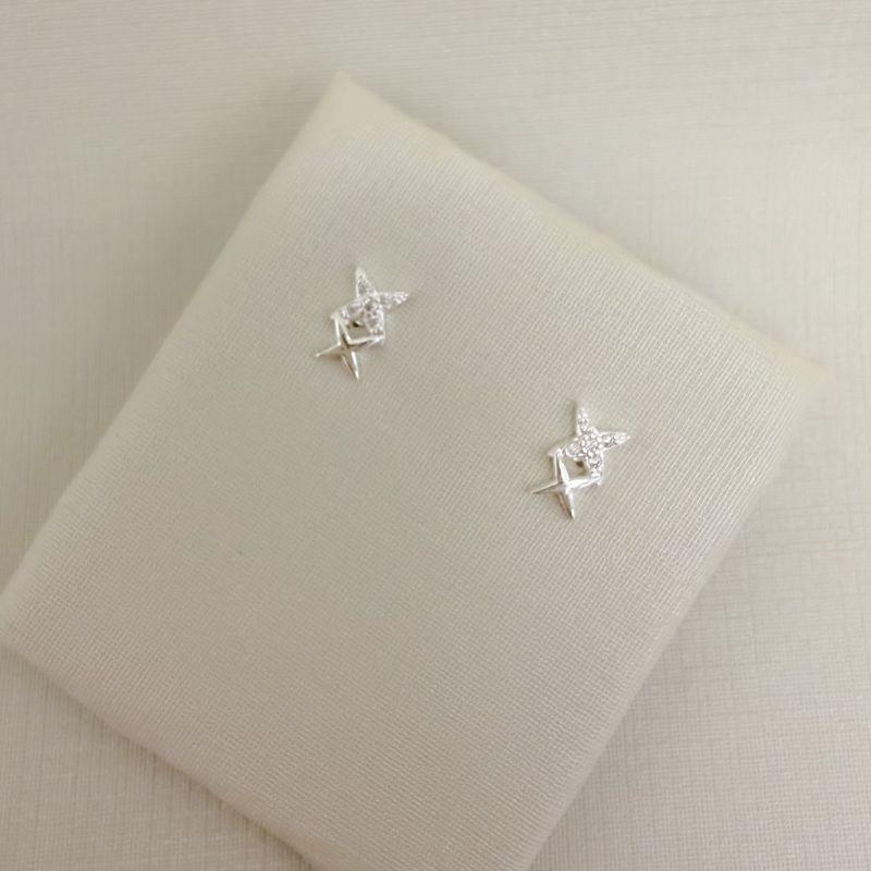 07.2802.1.S - Brinco com dois X, um embaixo do outro, primeiro X cravejado e segundo X liso