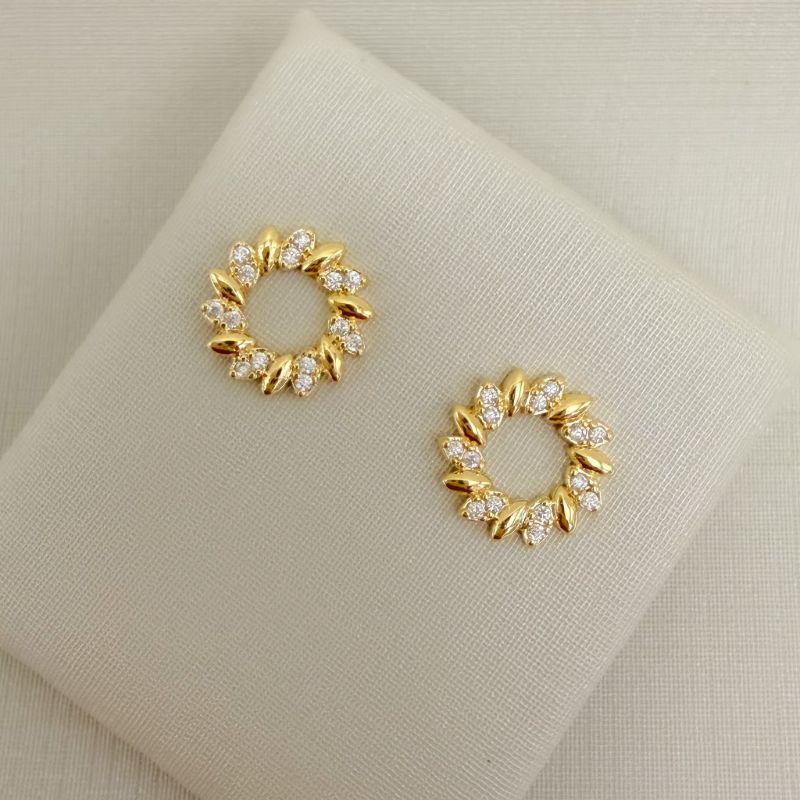 07.2803.1.O - Brinco silhueta de círculo com navetes intercalados entre cravejado e liso, guirlanda.