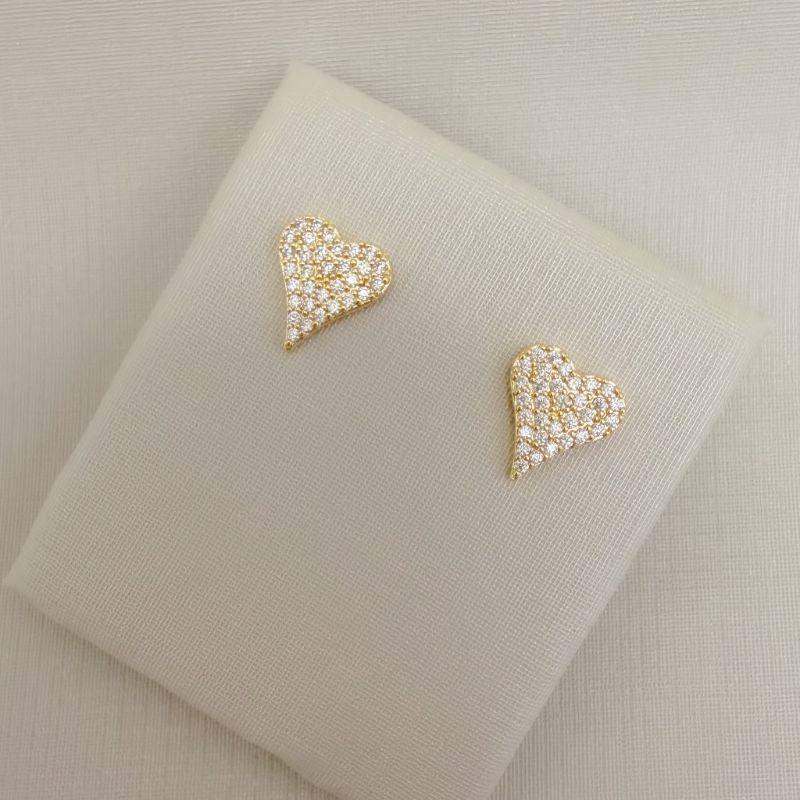 07.2804.1.O - Brinco de coração cravejado com ponta embaixo mais alongada.