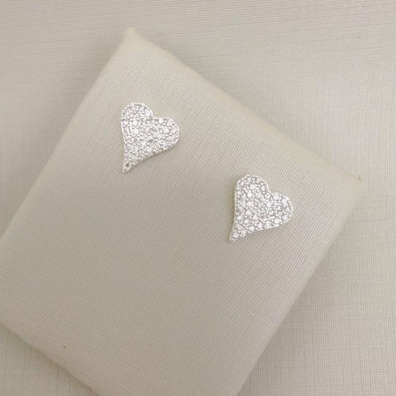 07.2804.1.S - Brinco de coração cravejado com ponta embaixo mais alongada.