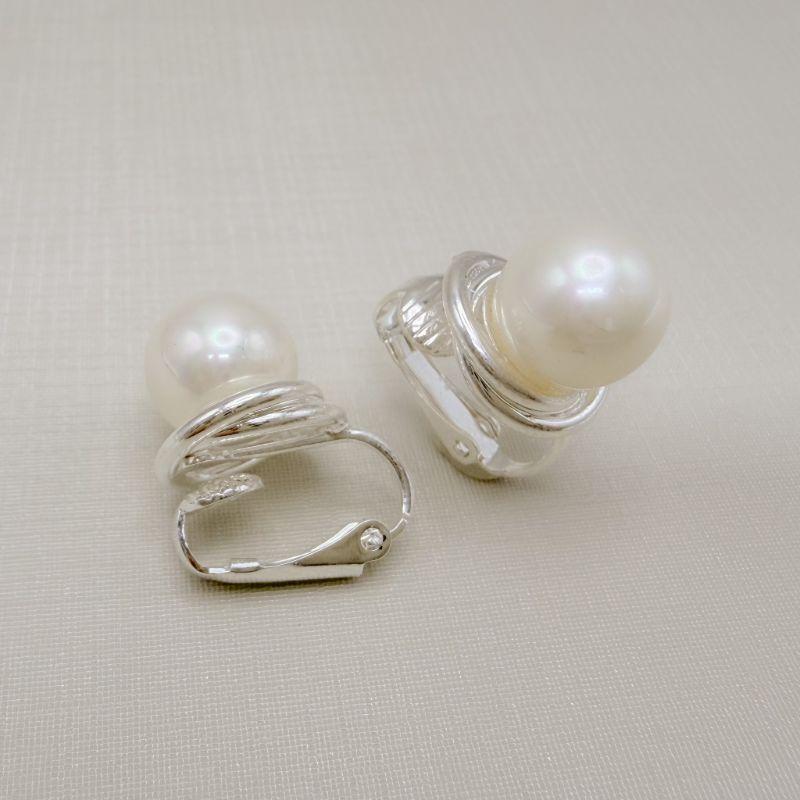 07.2807.15.S - Brinco de pressão com dois círculos enlaçados lisos com pérola shell 10mm