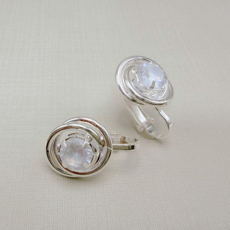 07.2808.1.S - Brinco de pressão dois círculos enlaçados lisos com zircônia 6mm no centro