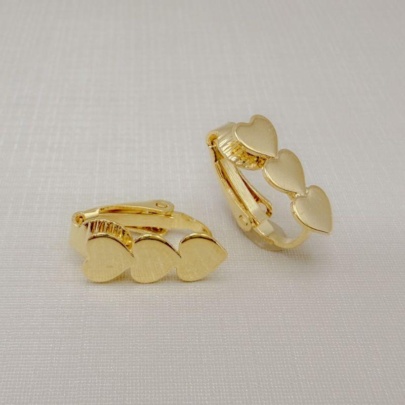 07.2810.0.O - Brinco de pressão com três corações lisos.