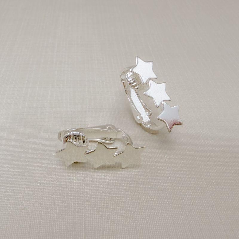 07.2811.0.S - Brinco de pressão com três estrelas lisas.