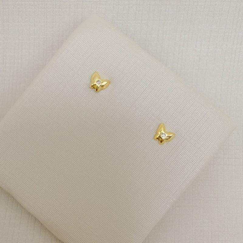 07.2817.1.O - Brinco de borboleta lisa com uma zircônia no centro, menor de três.