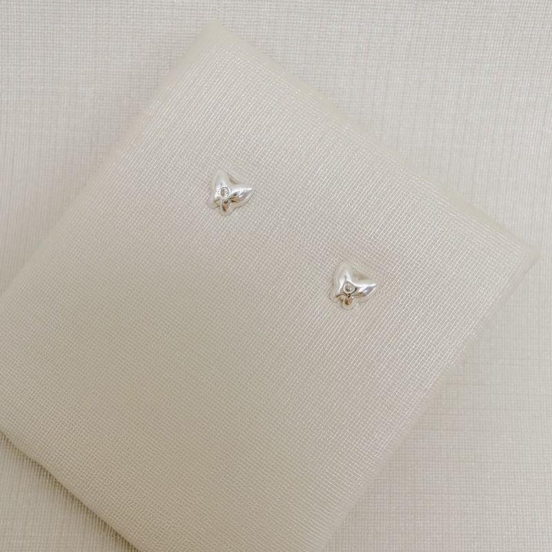 07.2817.1.S - Brinco de borboleta lisa com uma zircônia no centro, menor de três.