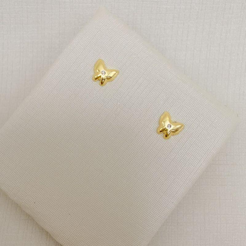 07.2818.1.O - Brinco de borboleta lisa com uma zircônia no centro, média de três.