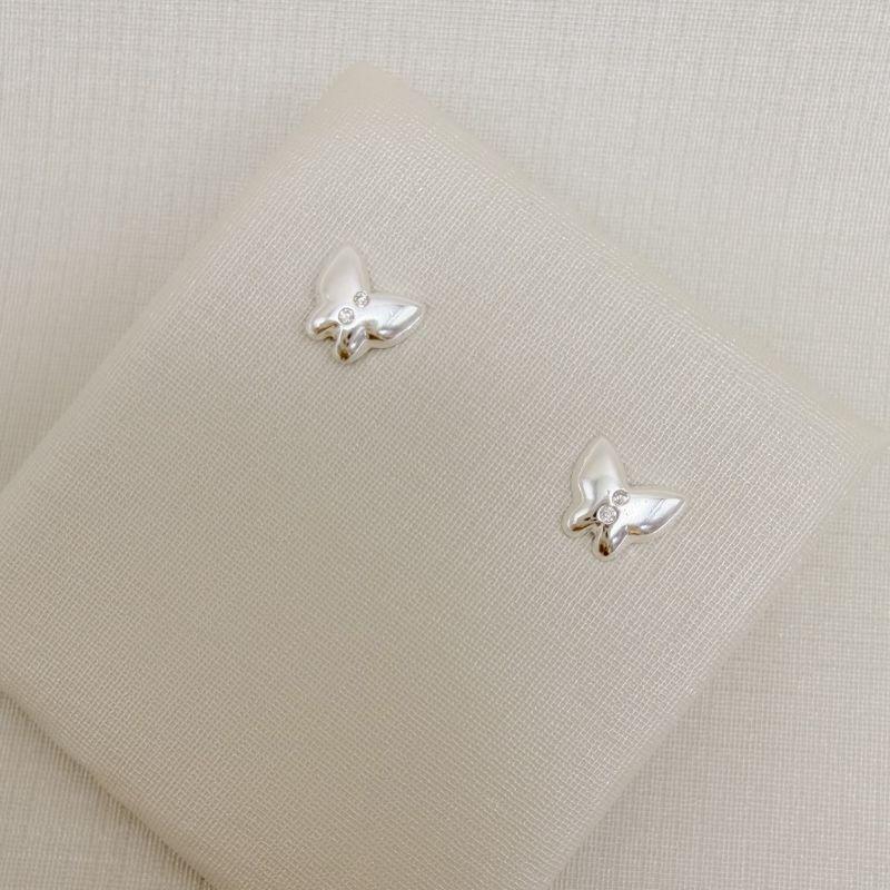 07.2819.1.S - Brinco de borboleta lisa com duas zircônias no centro, maior de três.