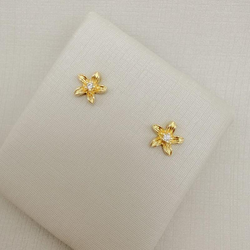 07.2820.1.O - Brinco flor pequena de cinco pétalas e zircônia no centro.