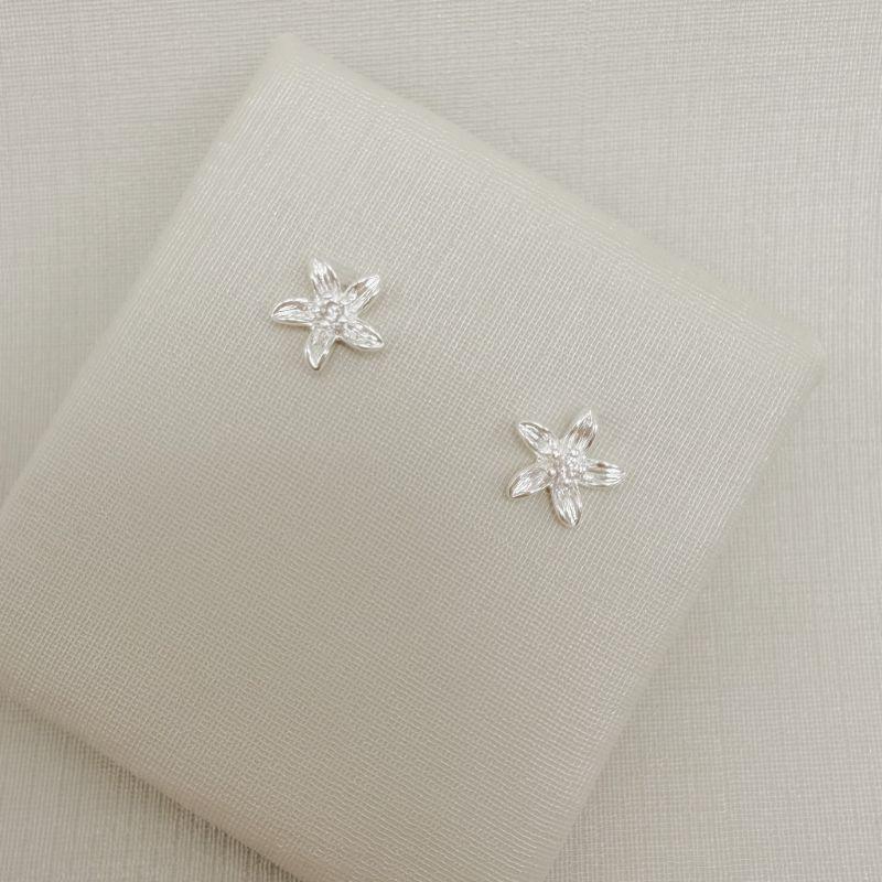 07.2820.1.S - Brinco flor pequena de cinco pétalas e zircônia no centro.