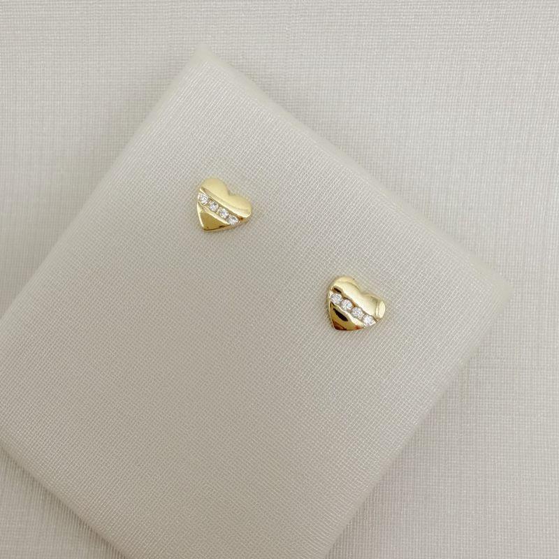07.2821.1.O - Brinco de coração liso 5x6mm com uma linha de zircônias na horizontal