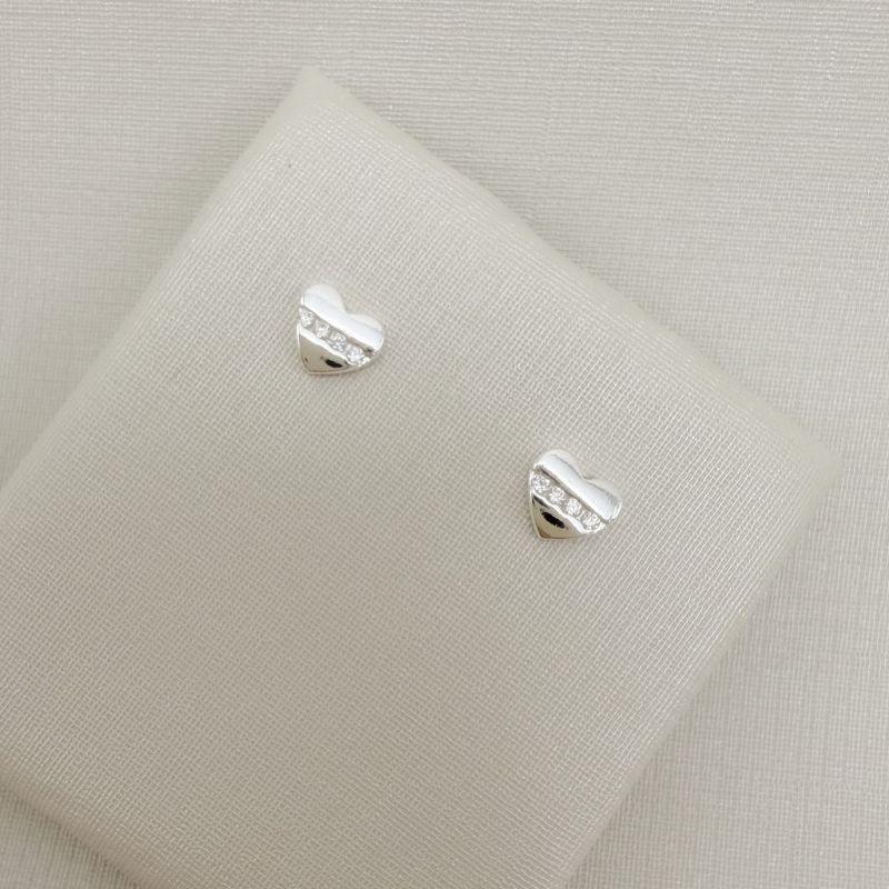 07.2821.1.S - Brinco de coração liso 5x6mm com uma linha de zircônias na horizontal