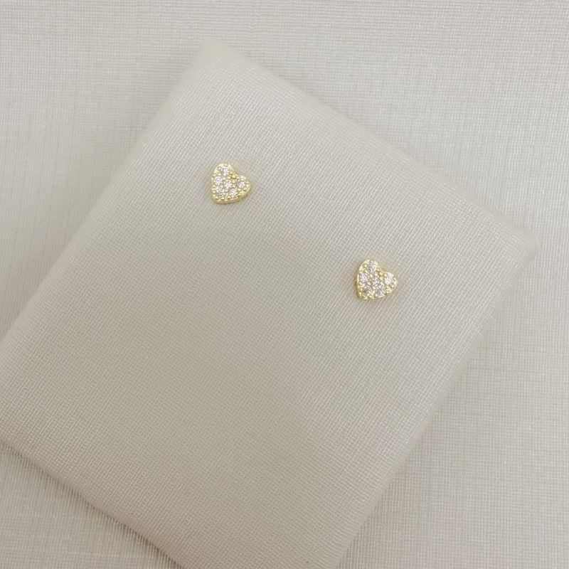 07.2822.1.O - Brinco mini coração cravejado, frente reta.