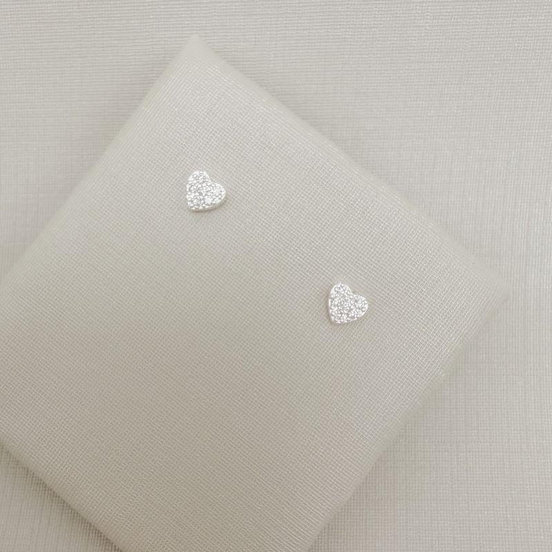 07.2822.1.S - Brinco mini coração cravejado, frente reta.