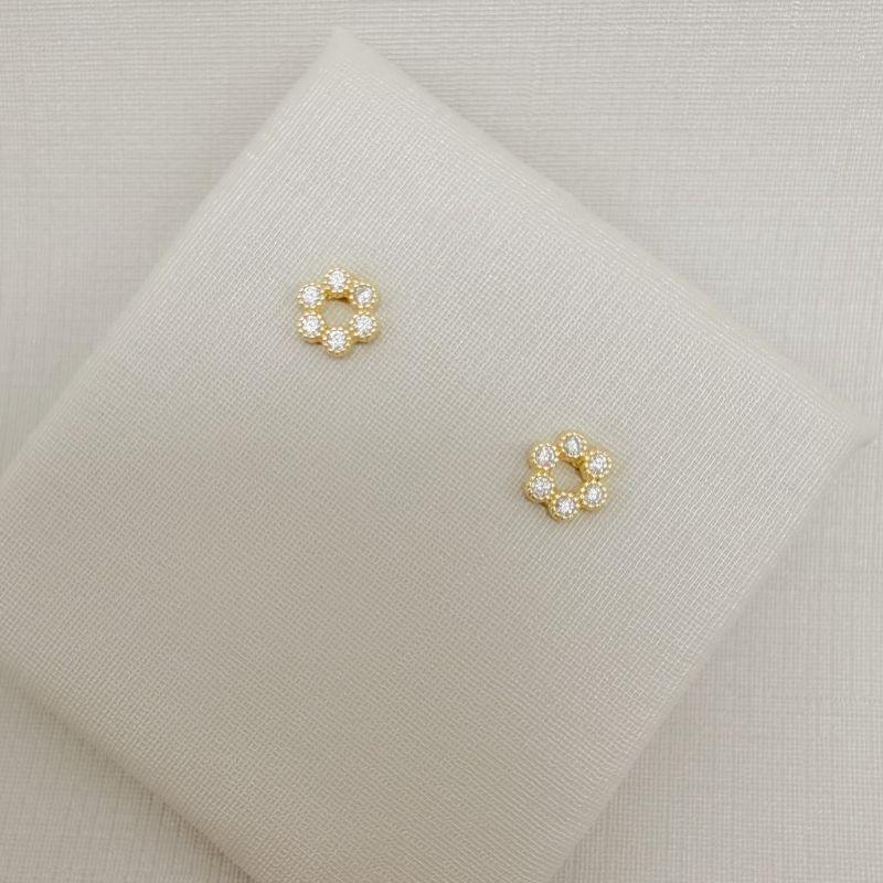 07.2823.1.O - Brinco silhueta de círculo cravejada em cravação inglesa, guirlanda.