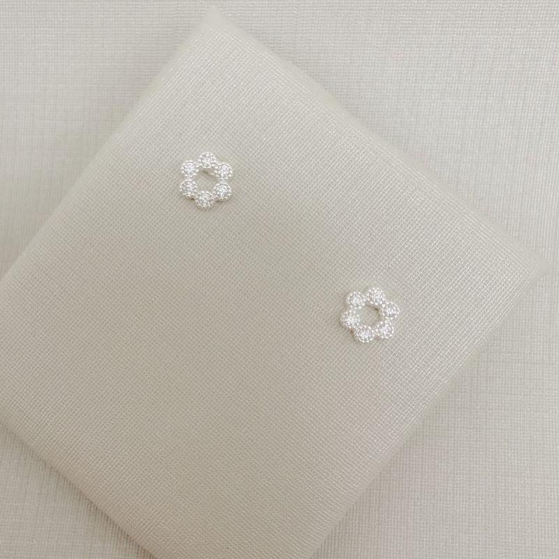 07.2823.1.S - Brinco silhueta de círculo cravejada em cravação inglesa, guirlanda.