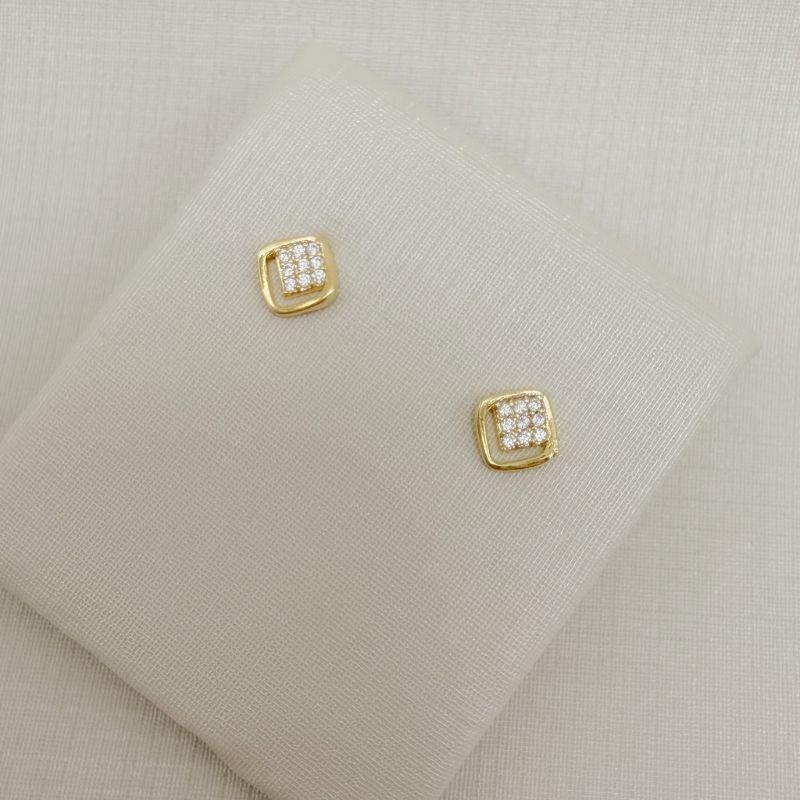 07.2825.1.O - Brinco silhueta losango liso com cantos arredondados e losango interno menor cravejado.