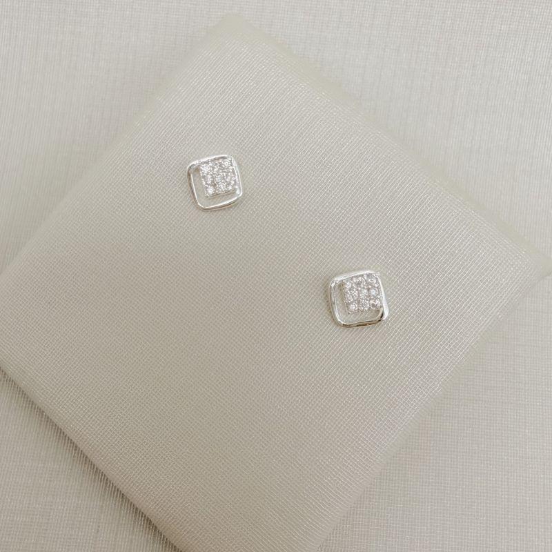 07.2825.1.S - Brinco silhueta losango liso com cantos arredondados e losango interno menor cravejado.