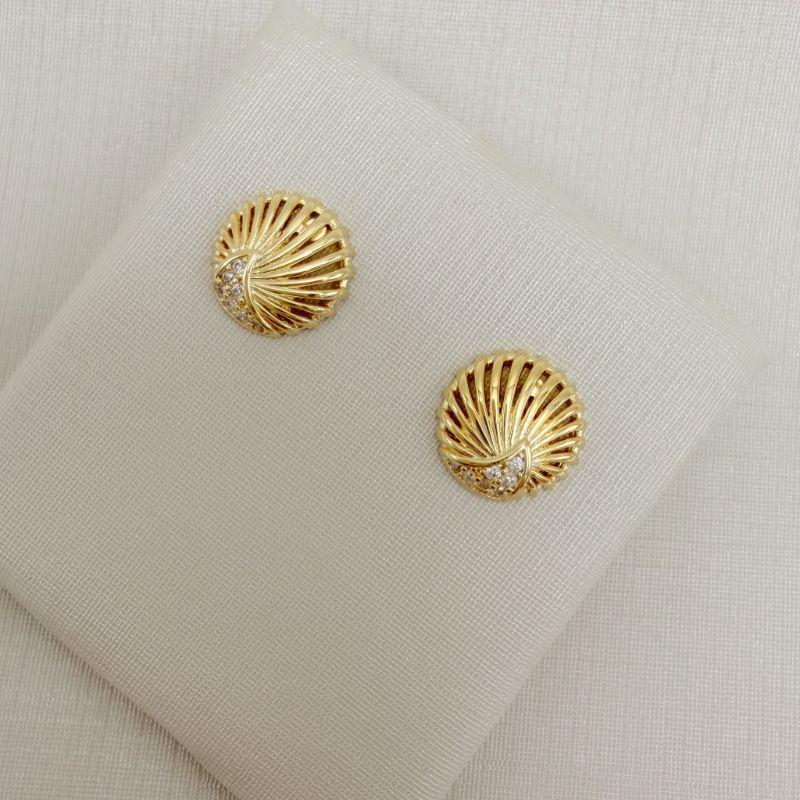 07.2826.1.O - Brinco redondo concha abstrata com detalhes vazados e desenho de mini onda cravejada.