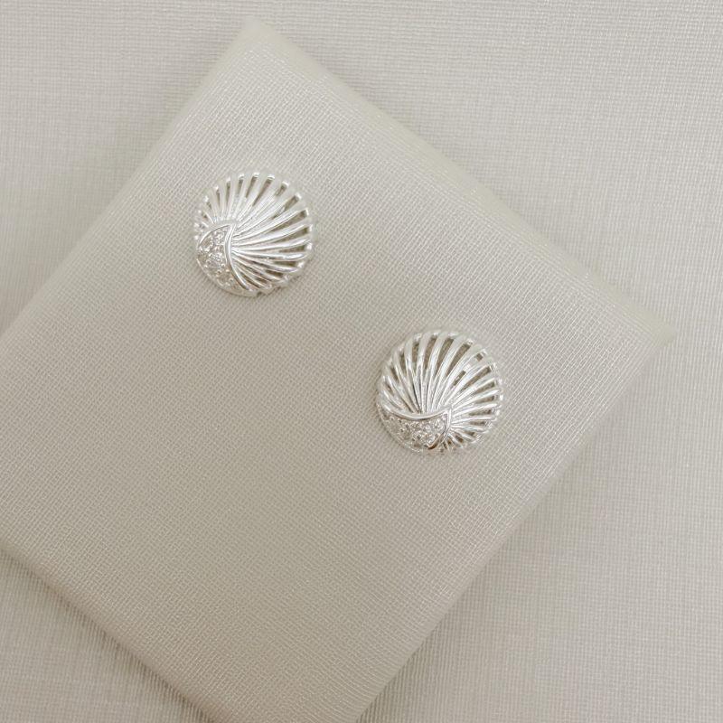 07.2826.1.S - Brinco redondo concha abstrata com detalhes vazados e desenho de mini onda cravejada.